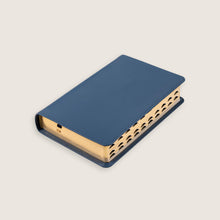 Last inn bildet i Galleri-visningsprogrammet, Bibel 2024, Blått skinn med register, Bokmål, medium